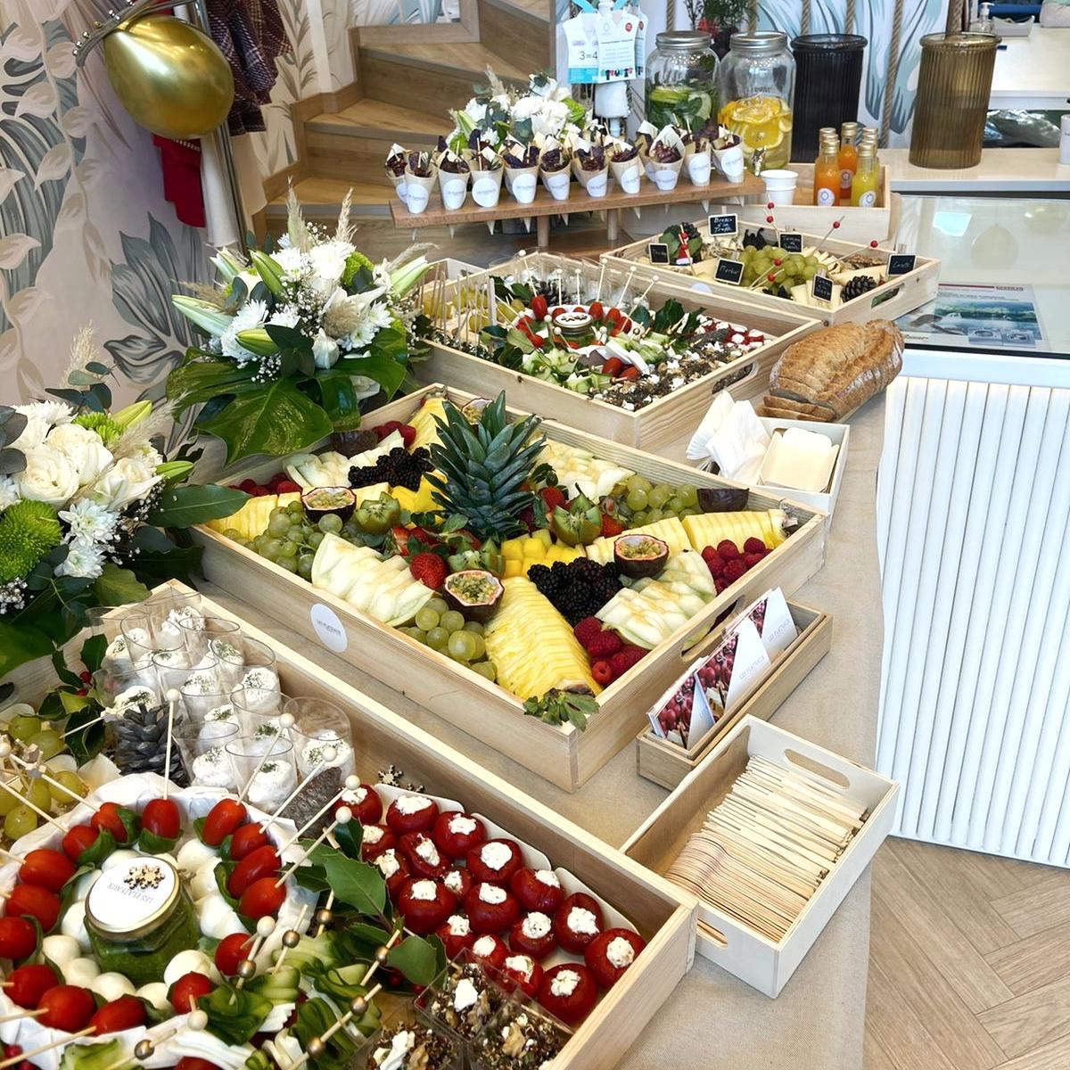 Buffet événementiel des Plateaux Mimi : plateaux de fruits, bouchées, tomates farcies et verrines